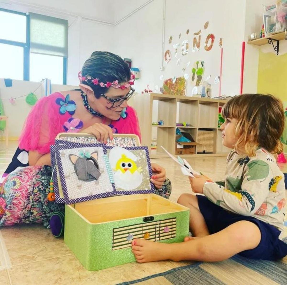 Raquel García durante el desarrollo de uno de sus talleres didácticos para fomentar el desarrollo emocional y social de niños.