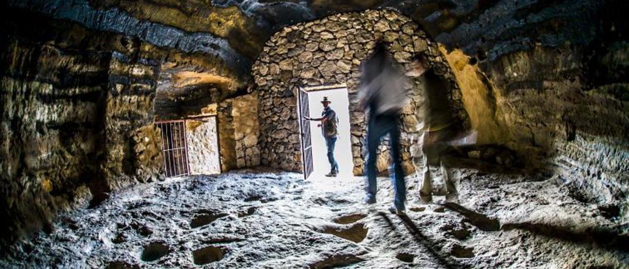 Interior de una de las cuevas del yacimiento arqueológico de  Risco Caído. | | JOSÉ CARLOS GUERRA