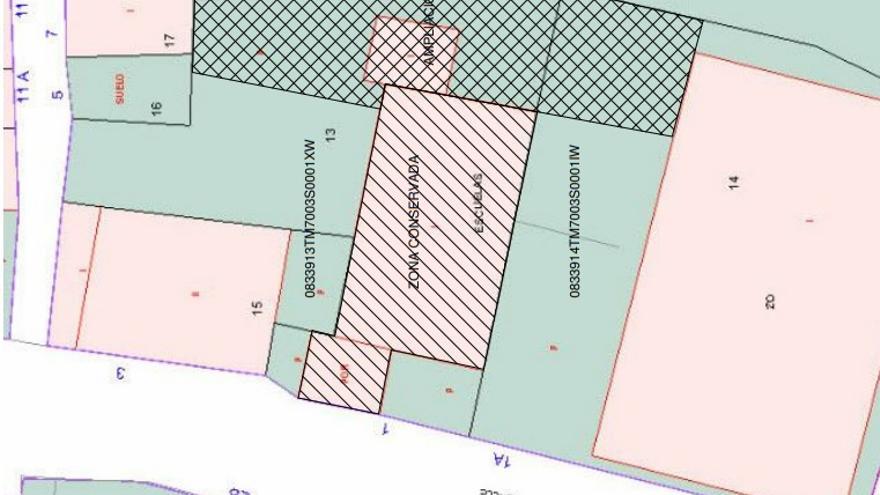 Espacio que ocupará la futura ampliación (cuadrícula) sobre el patio (verde) y la actual zona de mantenimiento.