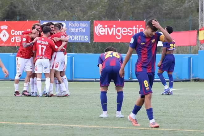 Los jugadores de la SD Ibiza celebran la victoria ante el Barça Atlètic