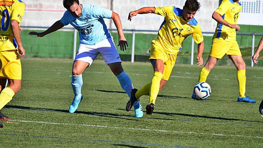 Róber presiona a un jugador del Cambados. |  // GONZALO NÚÑEZ