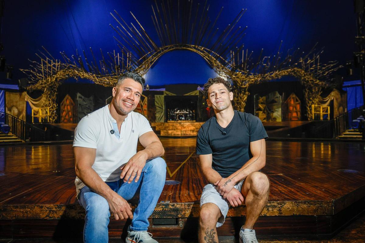 Dandini Tunziani y Brian Núñez, trapecistas, en el escenario de 'Alegria. Bajo una nueva luz'.
