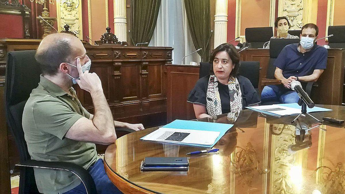 Pérez Jácome, Elena Ampudia y Rafael Castro durante la firma del convenio en el Concello.