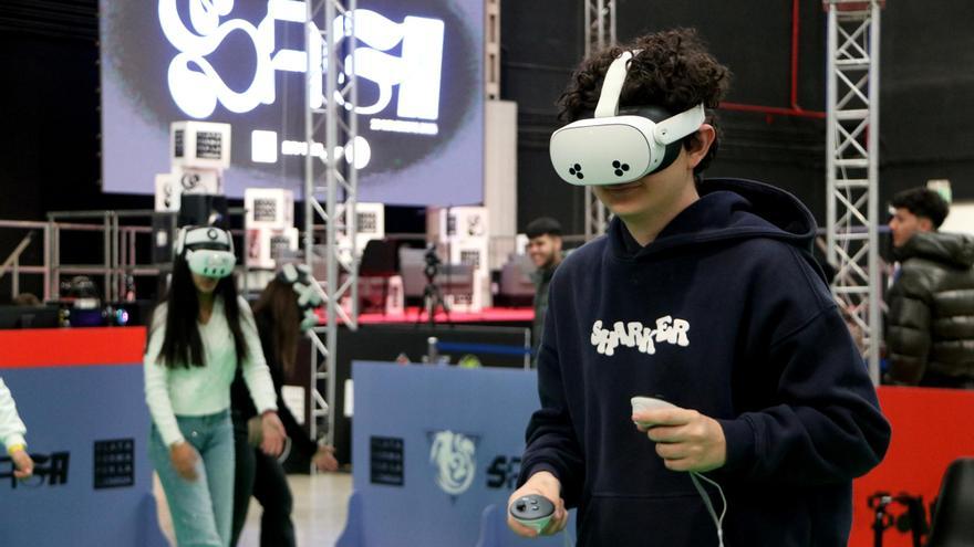 Un visitant al saló SAGA