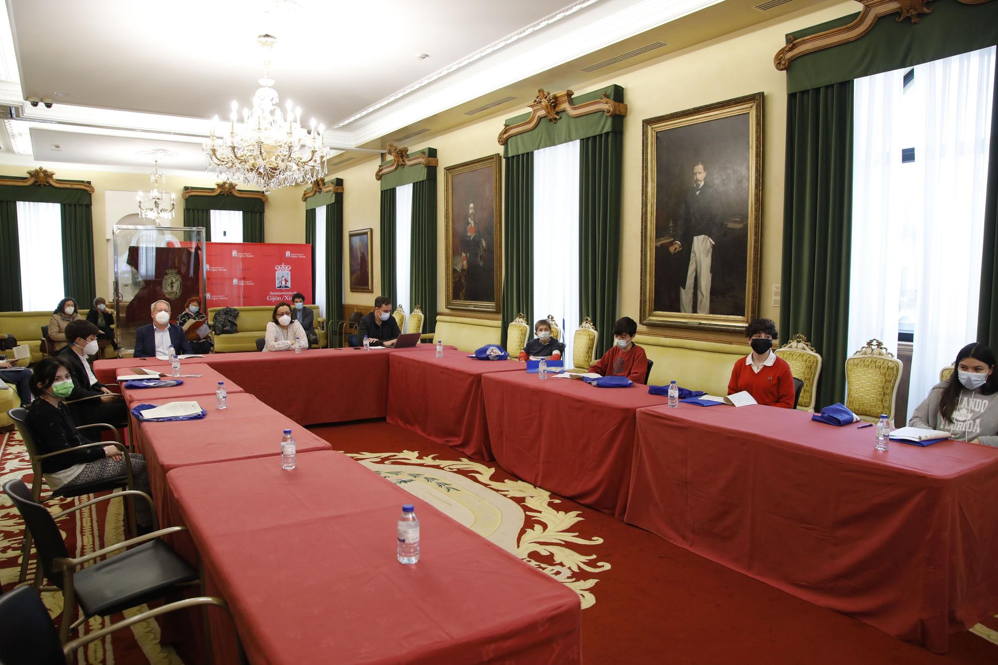 Los niños de Gijón toman el salón de plenos del Ayuntamiento