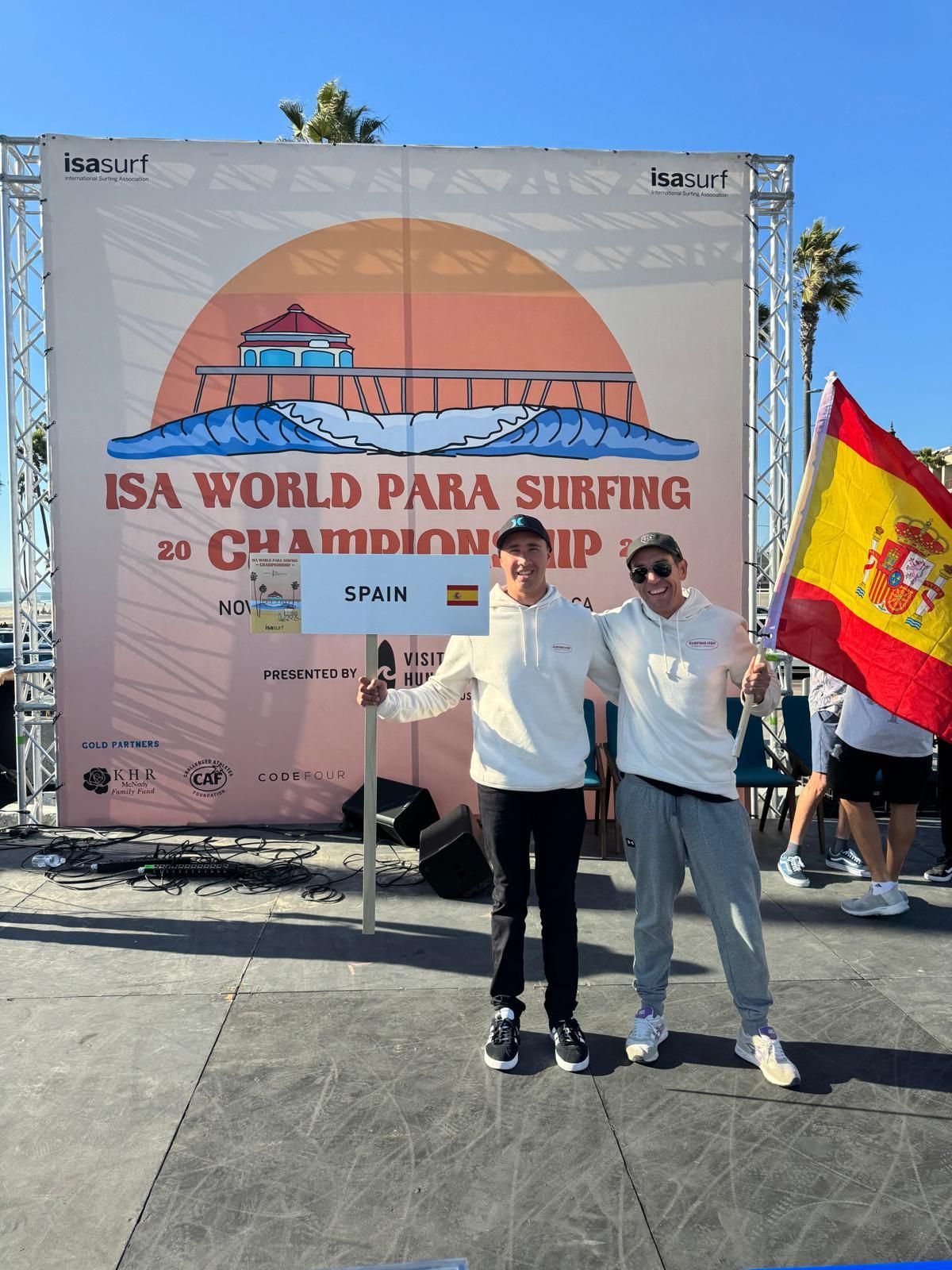 Kevin y Andrés posan sonrientes en el campeonato del mundo con la bandera de España