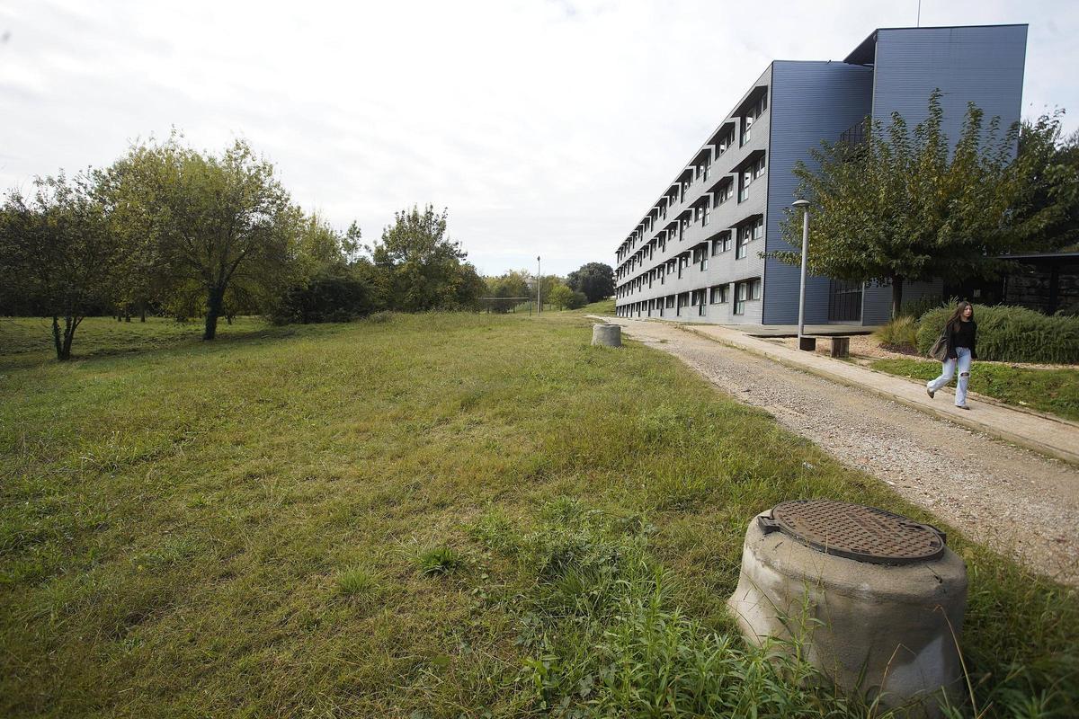 El solar on s’ha de construir la nova residència de la UdG.