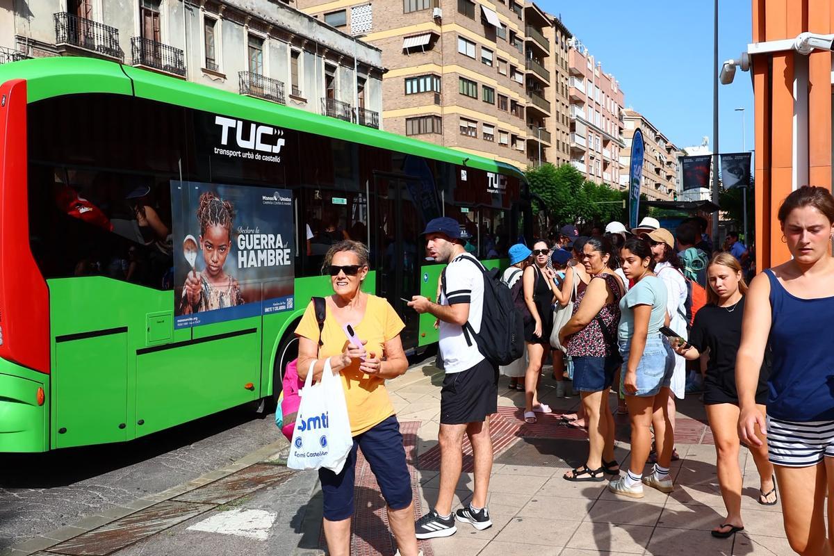 Autobús en la plaza Borrull, este miércoles por la tarde.