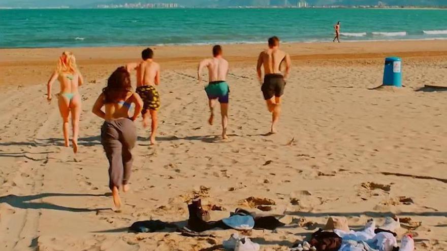 Uno de los fotogranas de la serie de HBO estrenada ayer y rodada en las playas de Cullera. | LEVANTE-EMV