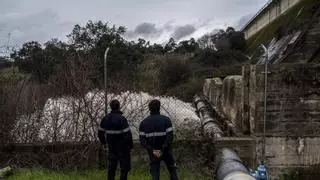 Desembalse preventivo del Guadiloba de Cáceres, que tira 4.300 litros por segundo