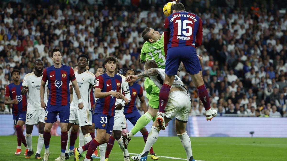 Christensen cabecea en la jugada del gol del Barça que abría el clásico