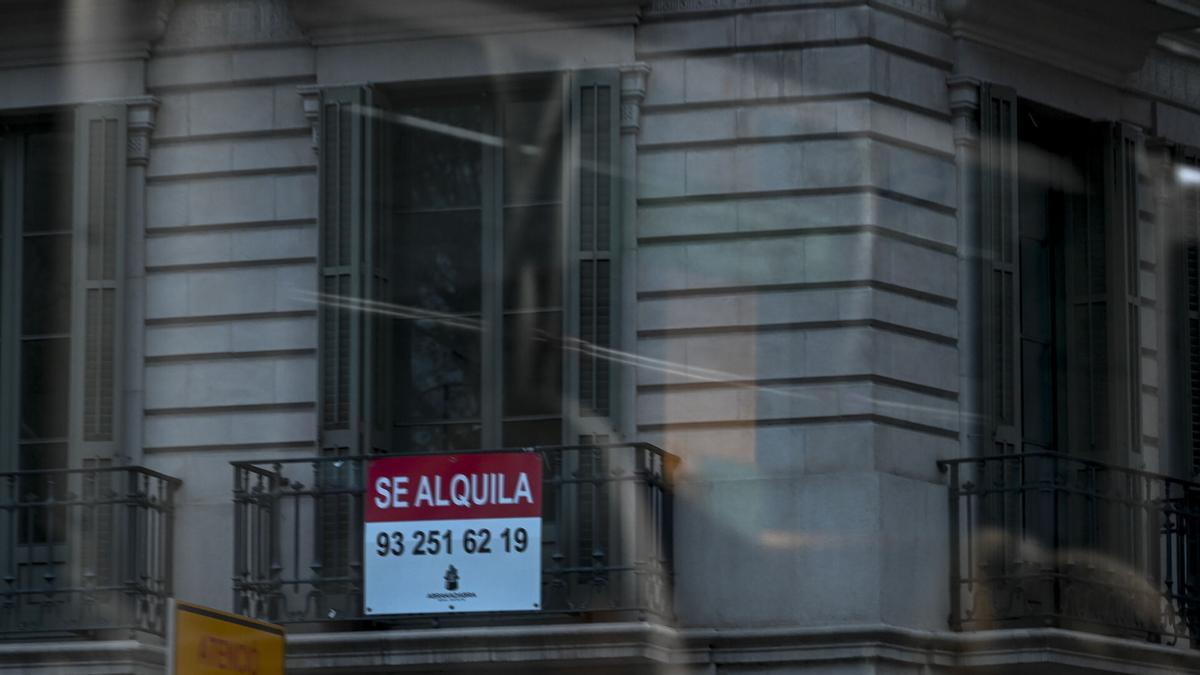 Cartel de ‘se alquila’ en plaza Urquinaona (Barcelona)