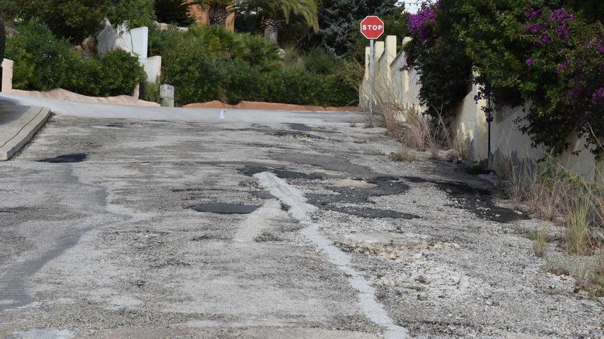 Benitatxell inicia el asfaltado de calles de las urbanizaciones en las que no se ha actuado en 40 años