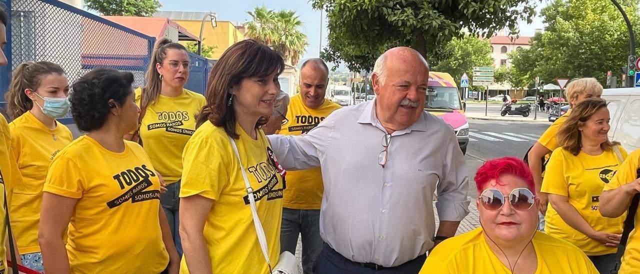 Jesús Aguirre saluda a Rosa García, presidenta de la Federación Centro de Referencia Andaluz de Enfermedades Raras.