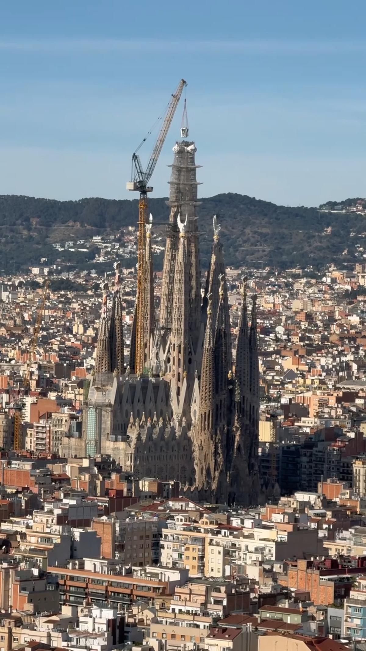 La finalización de la cruz de la Torre de Jesús en la Sagrada Familia desde el Mirador Torre Glòries
