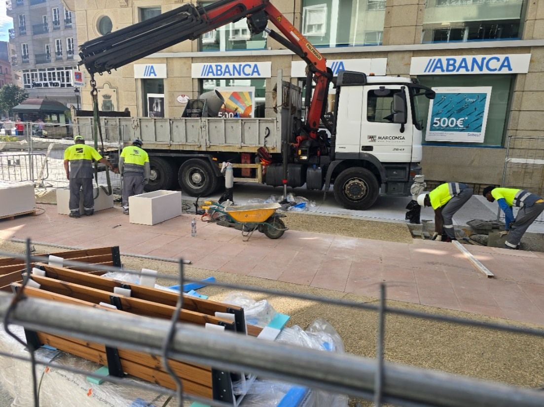 La calle de Clara Campoamor, antes Conde Vallelano, afronta la instalación de mobiliario y la plantación de jacarandas.
