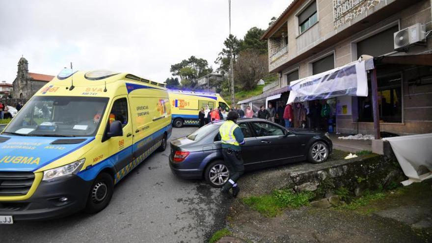 Dos muertos tras ser arrollados en una terraza en Vilaboa en una maniobra para aparcar