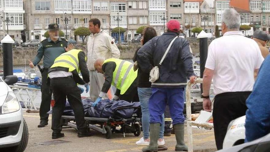 Momento de la llegada del cadáver al puerto de Baiona.