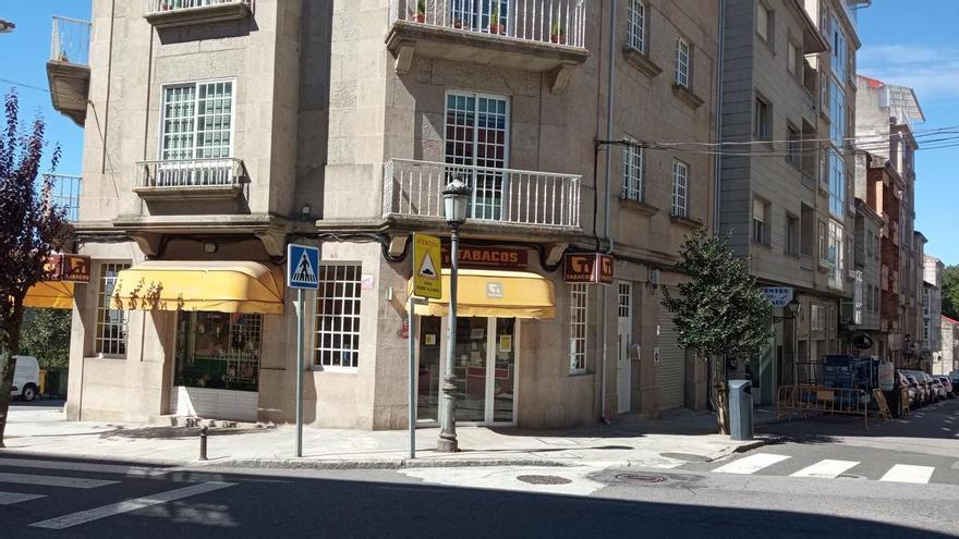 Un grupo de encapuchados asalta de madrugada  un estanco de O Carballiño y se lleva  parte de su mercancía