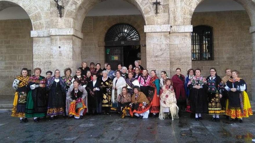 Las mujeres toman el mando y celebran Las Águedas con una misa, una comida y baile