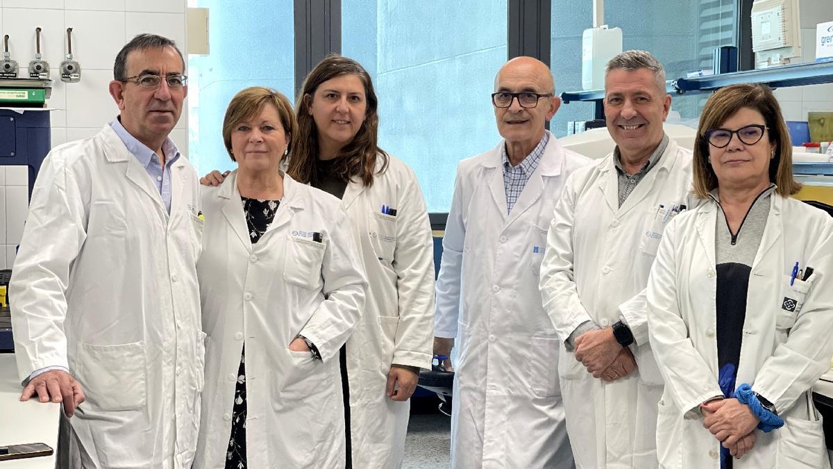 El doctor Cocho, izquierda, con otros miembros del equipo del Laboratorio de Metabolopatías del CHUS