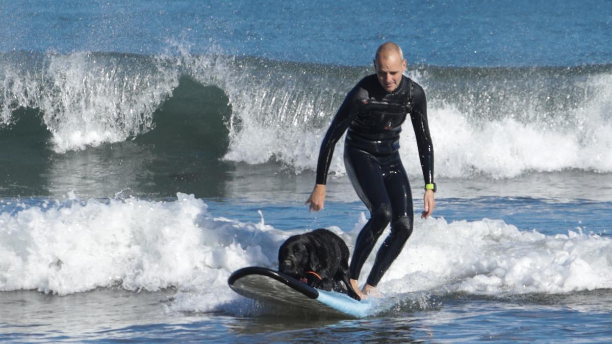 Juanma Santiago surfea con Kiara