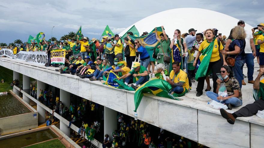 Los asaltantes sobre el
edificio del Congreso
Nacional de Brasil. eraldo peres