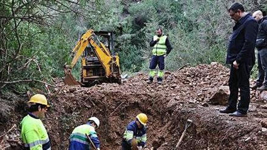 Obras de reparación de una fuga de agua en el municipio de Sant Josep.