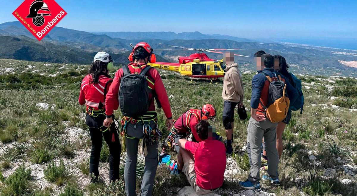 Los rescatadores atienden al herido en la Serra del Migdia de Pego