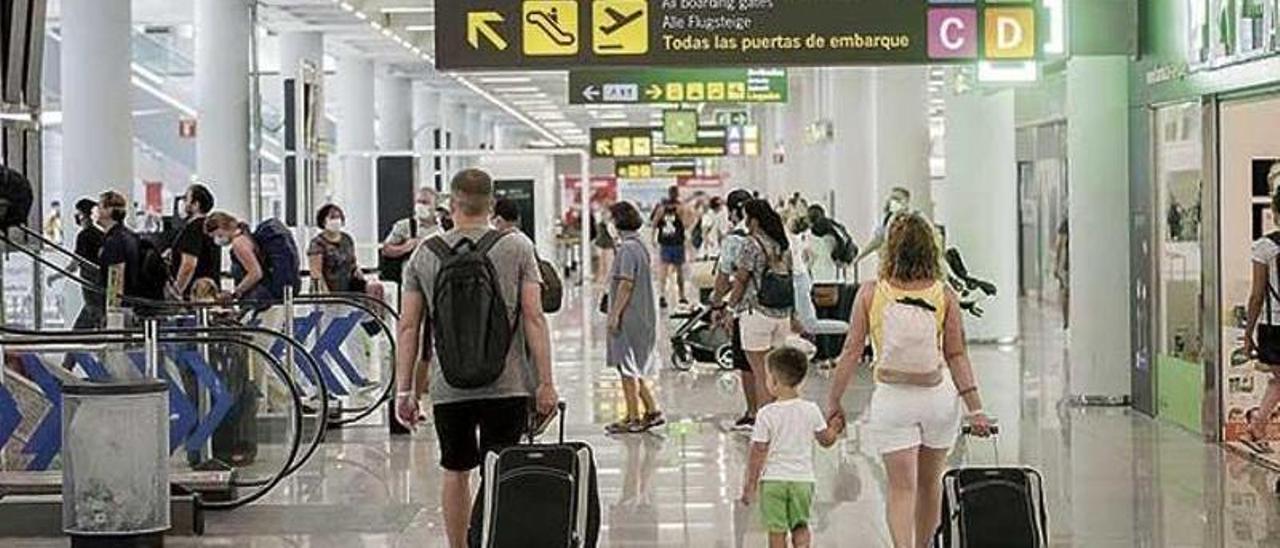 Pasajeros en el aeropuerto de Son Sant Joan.