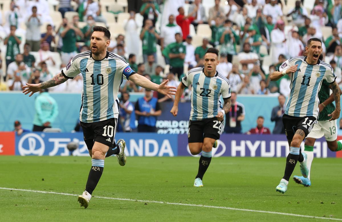 Lusail (Qatar), 22/11/2022.- Lionel Messi (L) of Argentina celebrates after scoring the 1-0 penalty goal in the FIFA World Cup 2022 group C soccer match between Argentina and Saudi Arabia at Lusail Stadium in Lusail, Qatar, 22 November 2022. (Mundial de Fútbol, Arabia Saudita, Estados Unidos, Catar) EFE/EPA/Mohamed Messara