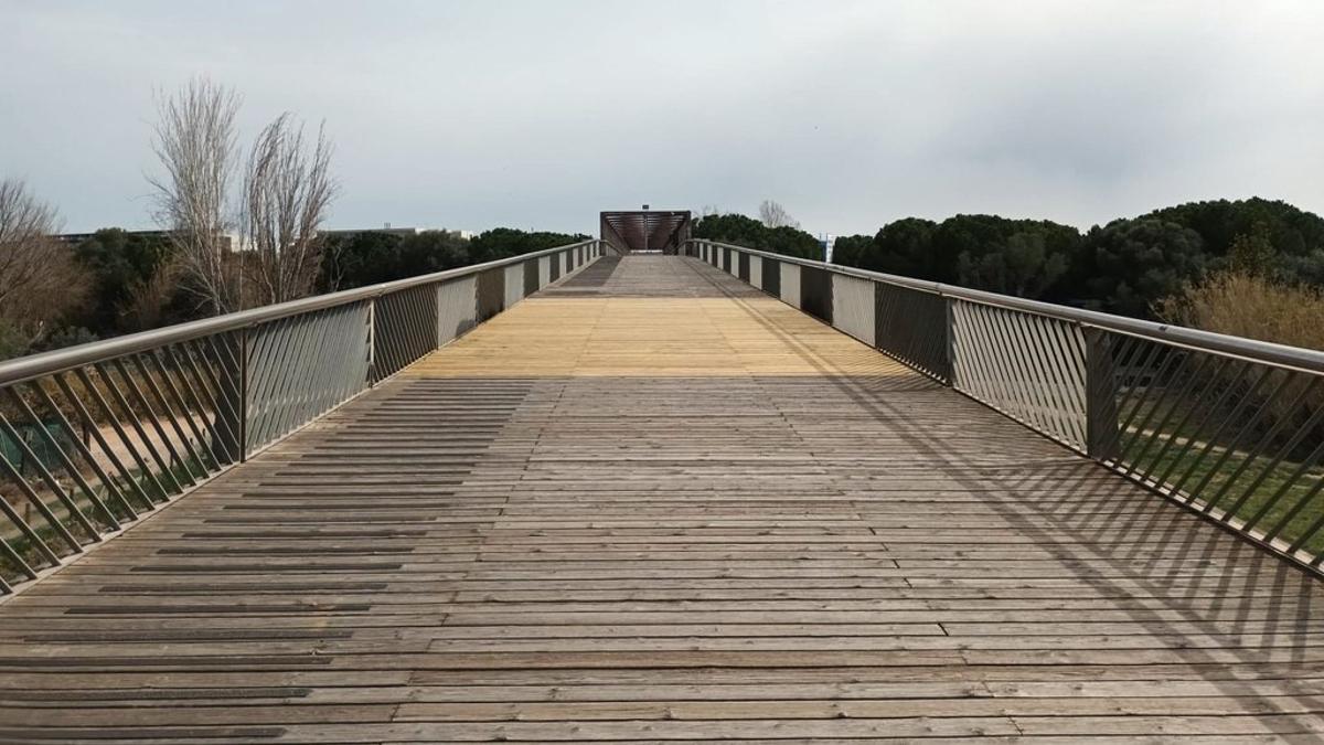 El puente que conecta con el campus de la UPC en Castelldfels.