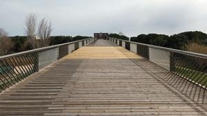 El puente que conecta con el campus de la UPC en Castelldfels.