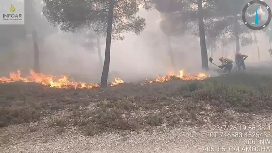 Efectivos trabajando en el incendio forestal en La Cerollera (Teruel).