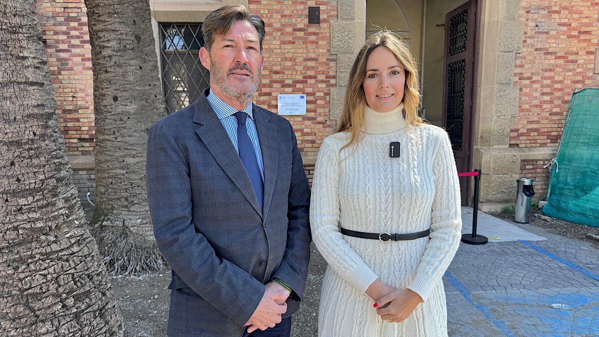 El portavoz de Vox en el Ayuntamiento de Málaga, Antonio Alcázar; y la portavoz adjunta de la formación, Yolanda Gómez.