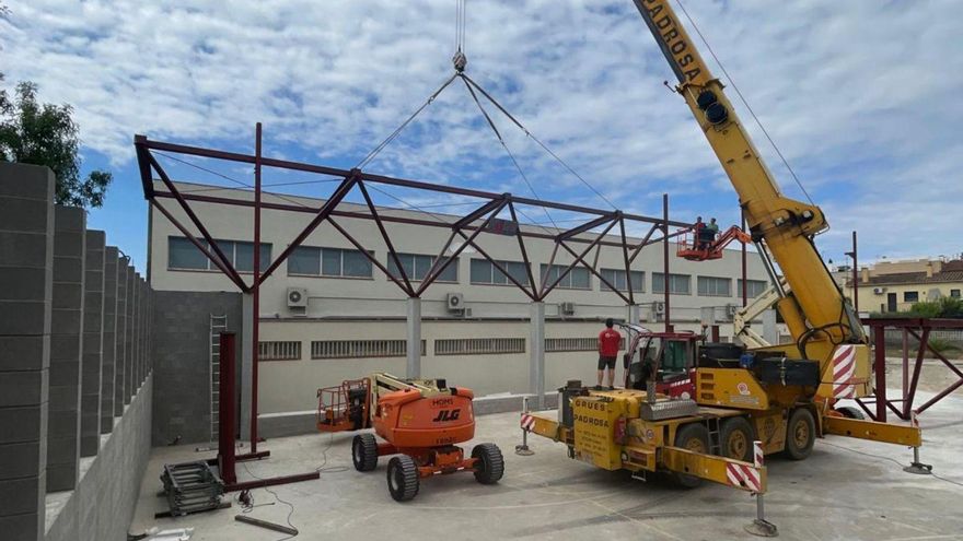 Figueres viu un curiós lligam industrial entre la nova pista coberta i el «forat» de la Rambla