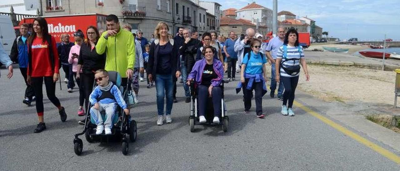 Merchy Álvarez y Thiago abren la caminata por el AME con Diana Nogueira y Gayoso. // Noé Parga