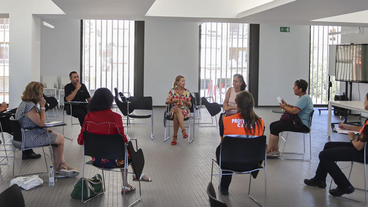 Imagen de la reunión presidida por la edila Gómez con representantes de Policía Local, Policía Nacional, Protección Civil, área de Igualdad y Grup de Dones de Vila-real..