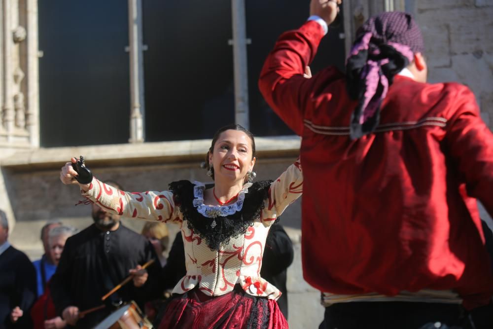 Danzas populares en el entorno de la Lonja