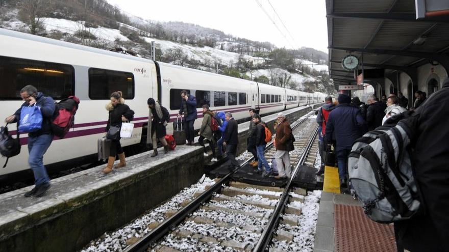 El sexto día de suspensión de trenes a Madrid complica la vuelta a cientos de asturianos