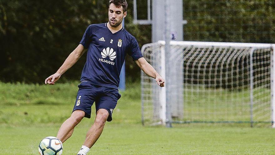 Johannesson golpea un balón en un entrenamiento en El Requexón.