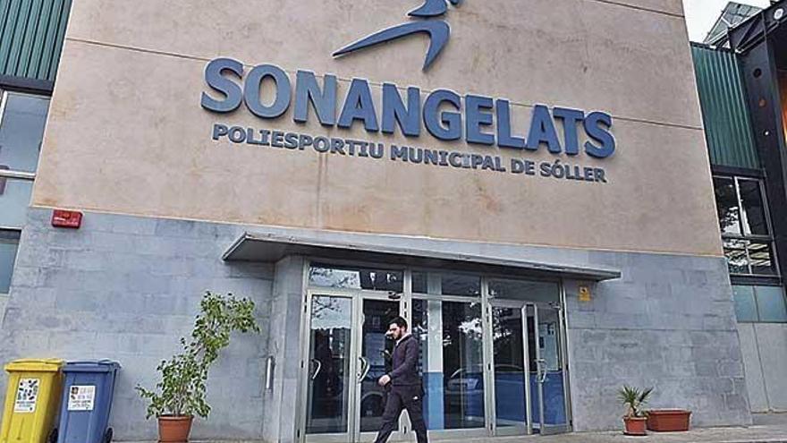 La entrada principal al polideportivo de Son Angelats, en Sóller.