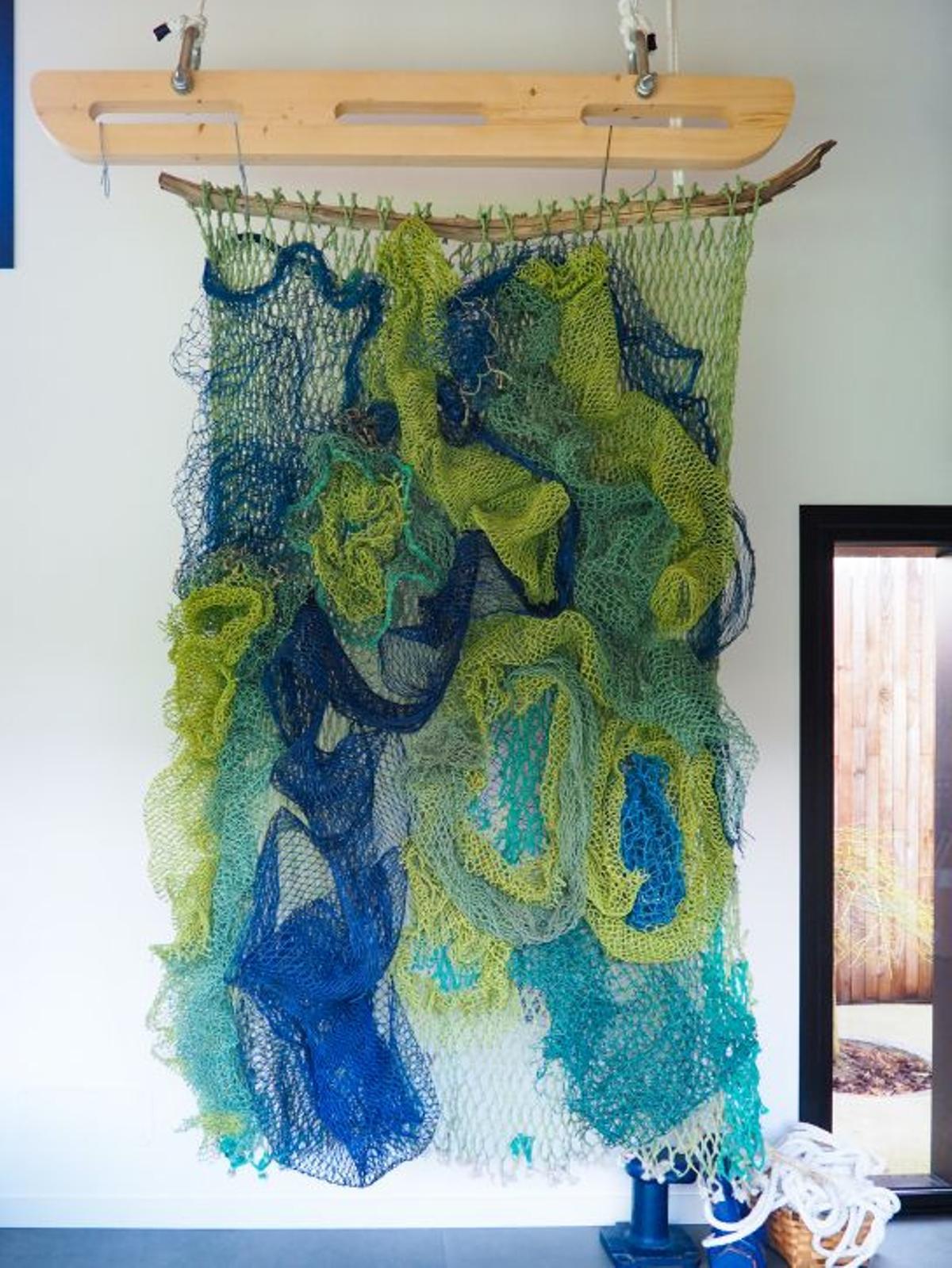 Algunas de las creaciones de Mar Fraga, todas elaboradas a partir de redes recogidas en playas y puertos. Enmalle Studio también acoge cursos e intercambios culturales