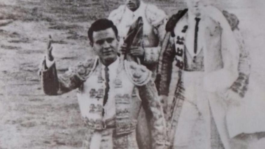 Foto dedicada de Domingo España durante uno de sus años como torero a su amigo