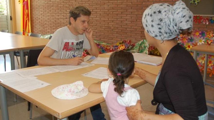 Una dona i la seva filla reben l&#039;ajut del projecte solidari de l&#039;associació de veïns