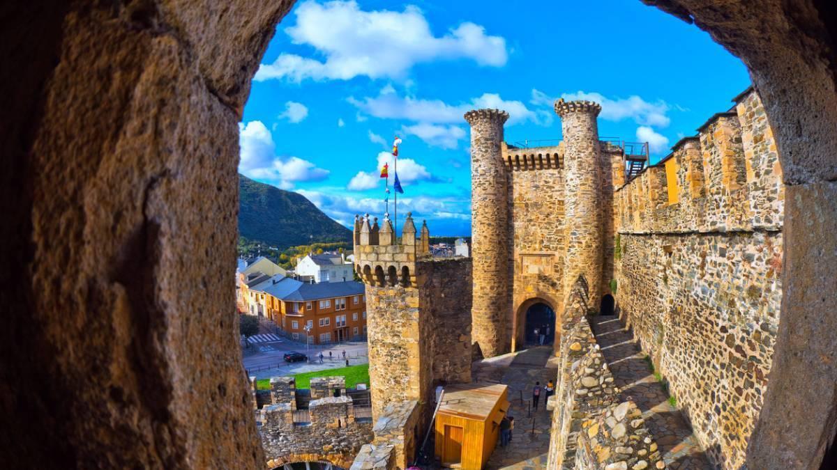 El Castillo Templario más imponente del noroeste de España: tiene 8.000 metros cuadrados y leyendas de tiempos remotos que atraen a miles de turistas cada año