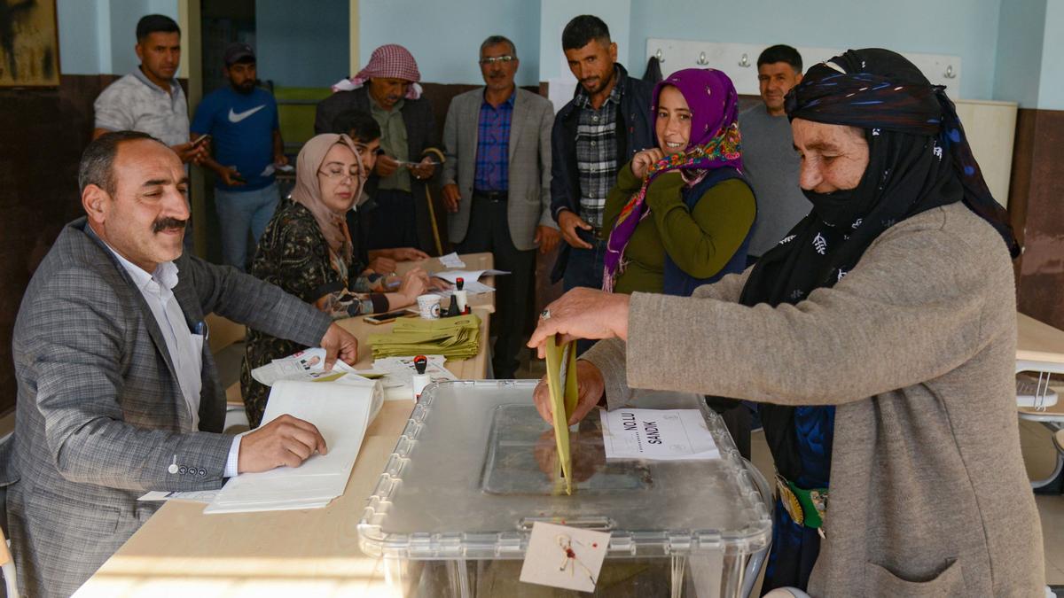 Una votante durante las elecciones presidenciales y parlamentarias en un colegio electoral en Diyarbakir, Turquía.  