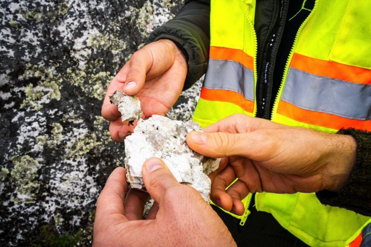 Pegmatitas (rocas) de litio extraídas en Canadá.