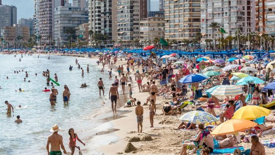 La playa de Levante de Benidorm, ayer, llena de visitantes en el primer día del verano que coincide con el puente de San Juan.