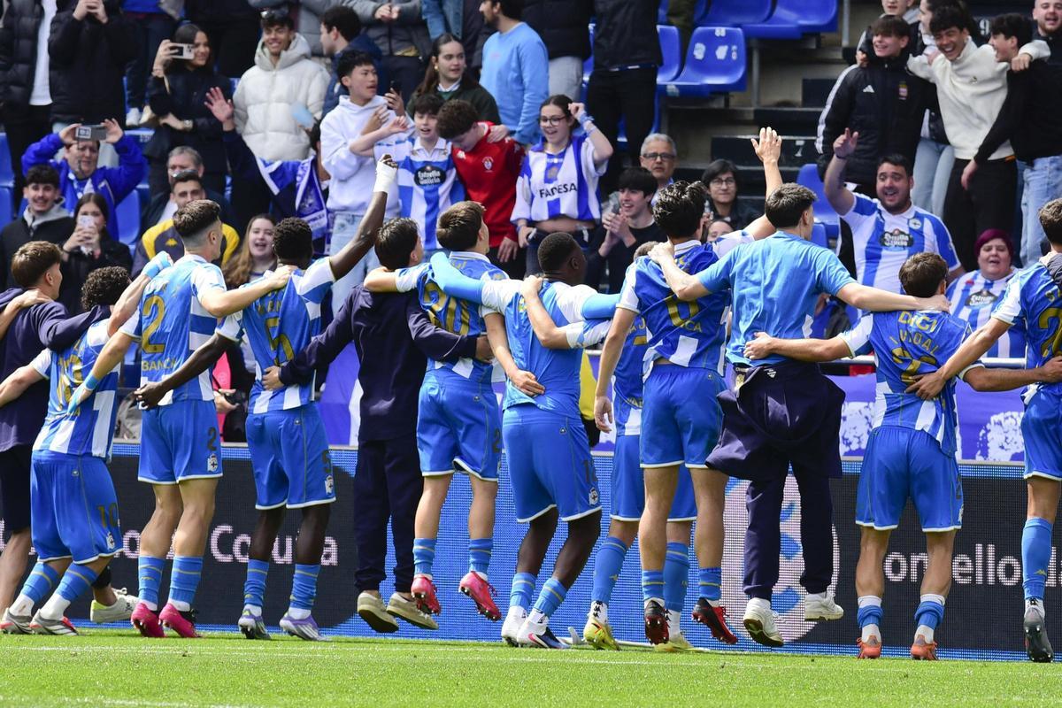 Victoria del Fabril: jugadores y afición celebran el 3-0 en Riazor Victoria del Fabril: jugadores y afición celebran el 3-0 en Riazor